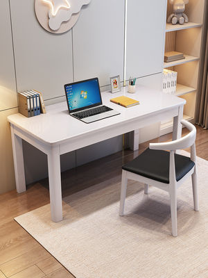 Eenvoudige solide houten kantoor bureau en hoorn stoel combinatie voor moderne thuisstudie