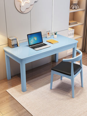Eenvoudige solide houten kantoor bureau en hoorn stoel combinatie voor moderne thuisstudie