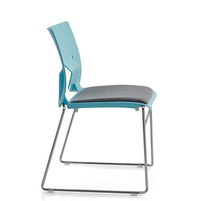 Metalen andere ergonomische PP-conferentiestoel van kunststof met comfortabel gebogen ontwerp