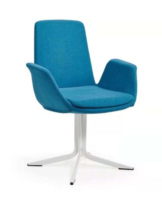 Geen opvouwbare kantoorstoel met metalen benen en een lounge met veelkleurige stoffen