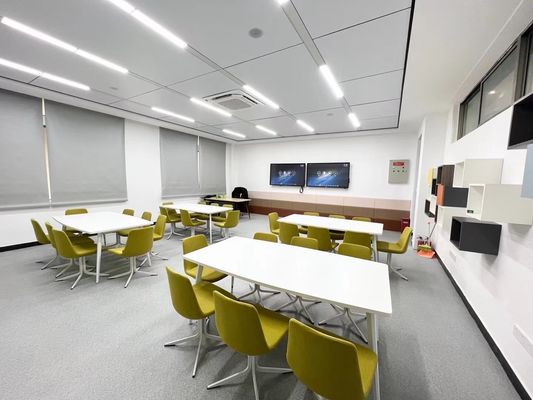 Geen opvouwbare kantoorstoel met metalen benen en een lounge met veelkleurige stoffen