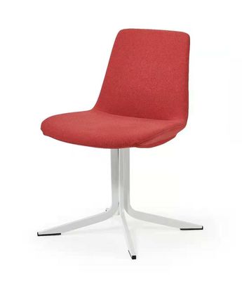 Geen opvouwbare kantoorstoel met metalen benen en een lounge met veelkleurige stoffen