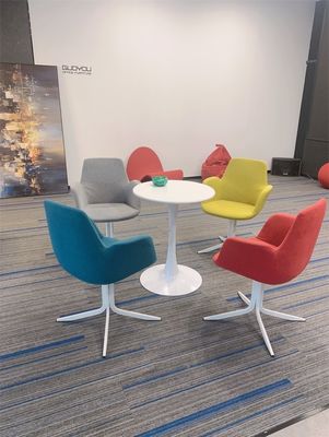 Geen opvouwbare kantoorstoel met metalen benen en een lounge met veelkleurige stoffen