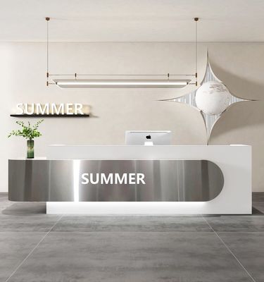Drawer opslagkas voor georganiseerde en receptie in een schoonheidssalon of kledingwinkel