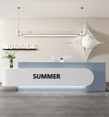 Drawer opslagkas voor georganiseerde en receptie in een schoonheidssalon of kledingwinkel