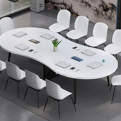 Moderne trainingstafel en stoel voor productieve onderhandelingen in conferentieruimtes