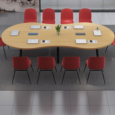 Moderne trainingstafel en stoel voor productieve onderhandelingen in conferentieruimtes
