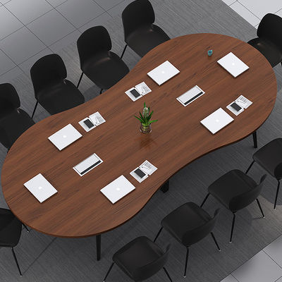 Moderne trainingstafel en stoel voor productieve onderhandelingen in conferentieruimtes