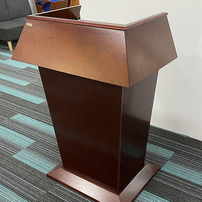 Stijlvolle Meester van Ceremonies Spreekt Tafel Podium voor eenvoudige moderne welkomst ontvangst