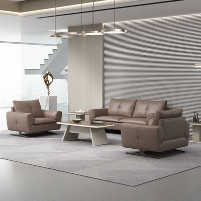 Sofa van grijs leer voor de montage van kantoormeubilair