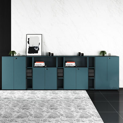 Houten kleurencode slot archiefkast voor moderne en functionele kantooromgevingen