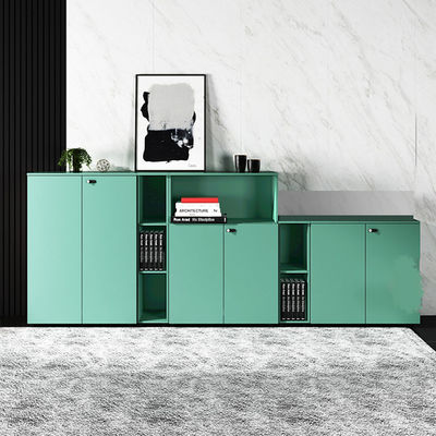 Houten kleurencode slot archiefkast voor moderne en functionele kantooromgevingen