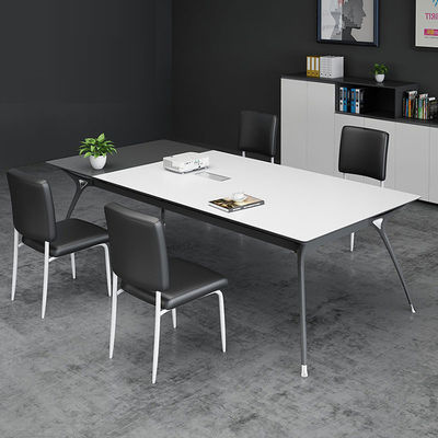Bedrijfskantoor met kleine staalconstructie en paneel houten stijl manager bureau