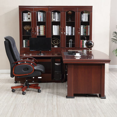 Houten kantoor set voor bureau en stoel in vintage mahonie