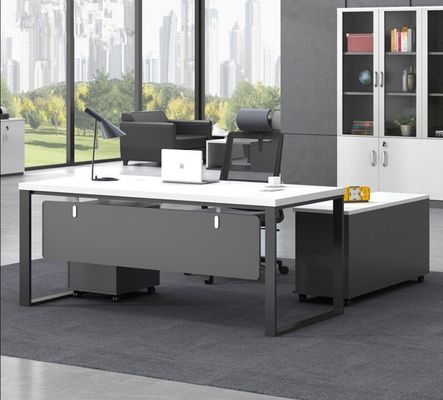 Gemakkelijke aankoop van kantoormeubilair en moderne houten computers