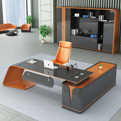 Ontwerp onregelmatige vorm kantoor bureau in bakverf materiaal met aangepaste kleuren