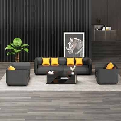 Sofa in Chinese stijl met drie lederen banken en een salontafel