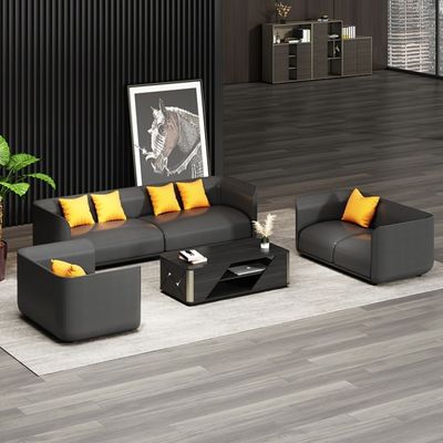 Sofa in Chinese stijl met drie lederen banken en een salontafel