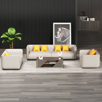 Sofa in Chinese stijl met drie lederen banken en een salontafel