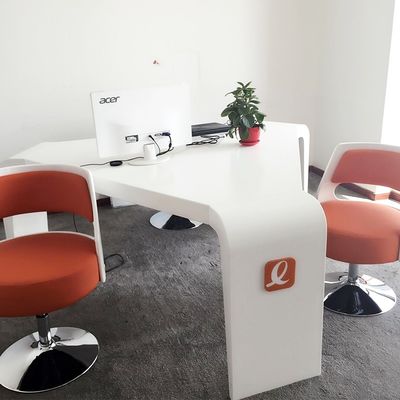 ODM Modern Triangle Office Desk en stoel Combinatie Kleine showroom Conferentietafel