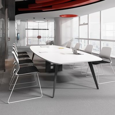 Eenvoudige moderne ovale conferentietafel en stoel combinatie voor witte onderhandelingsruimte