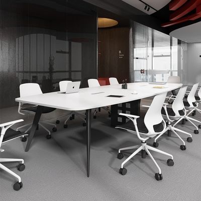 Eenvoudige moderne ovale conferentietafel en stoel combinatie voor witte onderhandelingsruimte