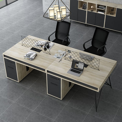 Eenvoudige moderne kantoormeubels Tafel en stoel combinatie voor open personeelswerkstation