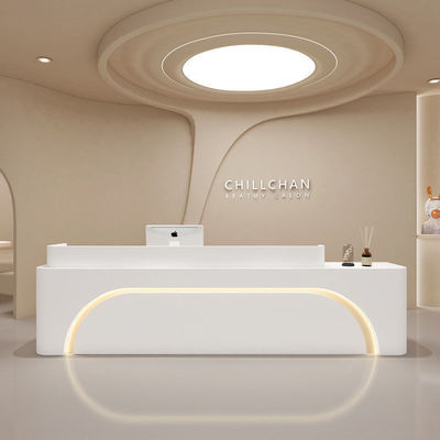 Multifunctionele eenvoudige moderne receptie voor aangepast in luxe wit restaurant