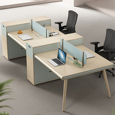Aanpasbare personeelsbureaus en stoelen combinatie voor vier personen kantoor werkstation