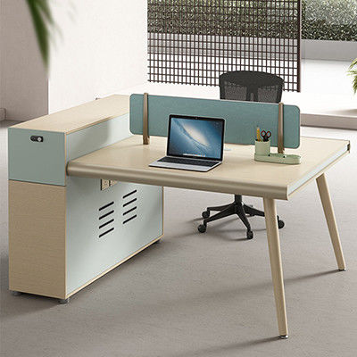 Aanpasbare personeelsbureaus en stoelen combinatie voor vier personen kantoor werkstation