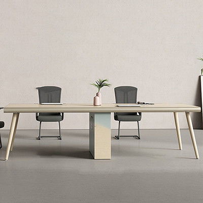 De moderne vergaderruimte van het bedrijf is volmaakt gemaakt met een eenvoudige en moderne conferentietafel