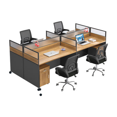 Moderne werkplek met aanpasbare bureaus en stoelen