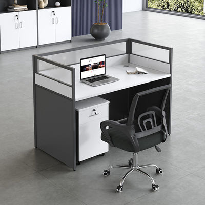 Moderne werkplek met aanpasbare bureaus en stoelen