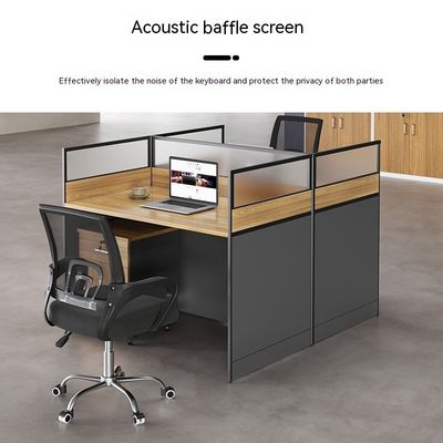 Moderne werkplek met aanpasbare bureaus en stoelen