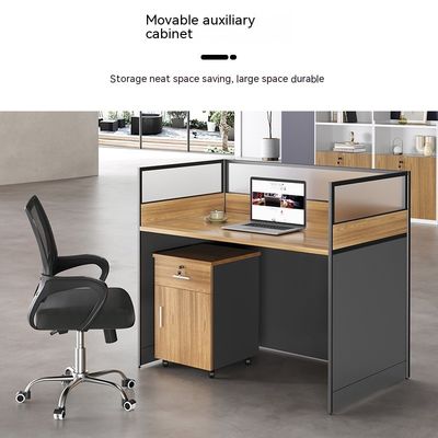 Moderne werkplek met aanpasbare bureaus en stoelen
