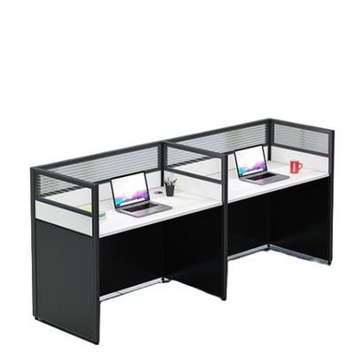 Tafel en stoelen voor kantoorpersoneel in supermarkten
