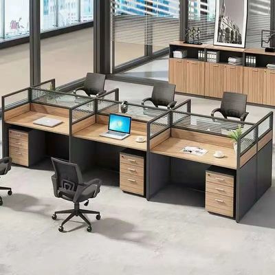 Tafel en stoelen voor kantoorpersoneel in supermarkten