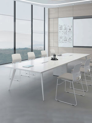 Moderne witte conferentietafel voor kantooropleiding en onderhandelingen in winkelcentra
