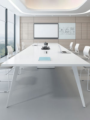 Moderne witte conferentietafel voor kantooropleiding en onderhandelingen in winkelcentra