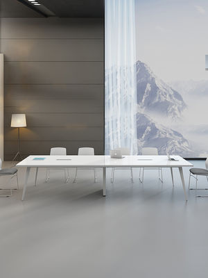 Moderne witte conferentietafel voor kantooropleiding en onderhandelingen in winkelcentra