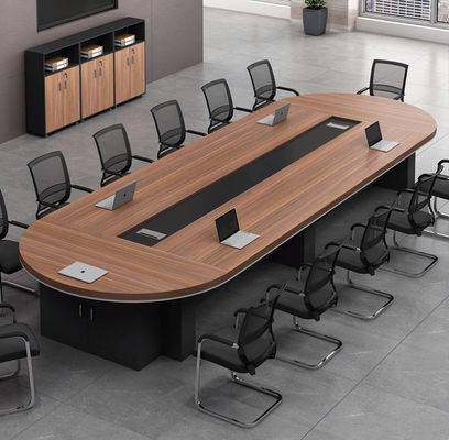 Moderne eenvoudige vergadertafel ideaal voor samenwerkende besprekingen in conferentieruimtes