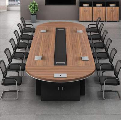Moderne eenvoudige vergadertafel ideaal voor samenwerkende besprekingen in conferentieruimtes