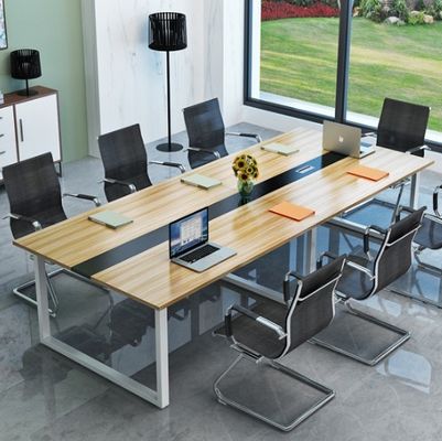 Afsluiting van de vergaderzaal, vergaderzaal, conferentietafel met bijpassende stoelen, klant vereist.