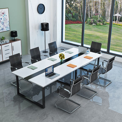 Afsluiting van de vergaderzaal, vergaderzaal, conferentietafel met bijpassende stoelen, klant vereist.