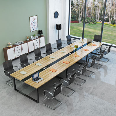 Afsluiting van de vergaderzaal, vergaderzaal, conferentietafel met bijpassende stoelen, klant vereist.