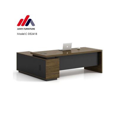 Stijlvol L-vormig kantoor bureau voor directeur en manager in modern design