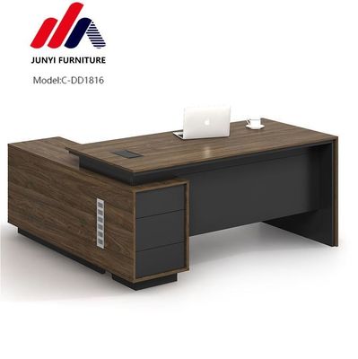 Stijlvol L-vormig kantoor bureau voor directeur en manager in modern design