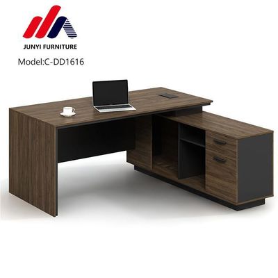 Stijlvol L-vormig kantoor bureau voor directeur en manager in modern design