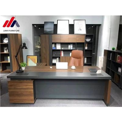 Stijlvol L-vormig kantoor bureau voor directeur en manager in modern design