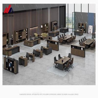 Stijlvol L-vormig kantoor bureau voor directeur en manager in modern design